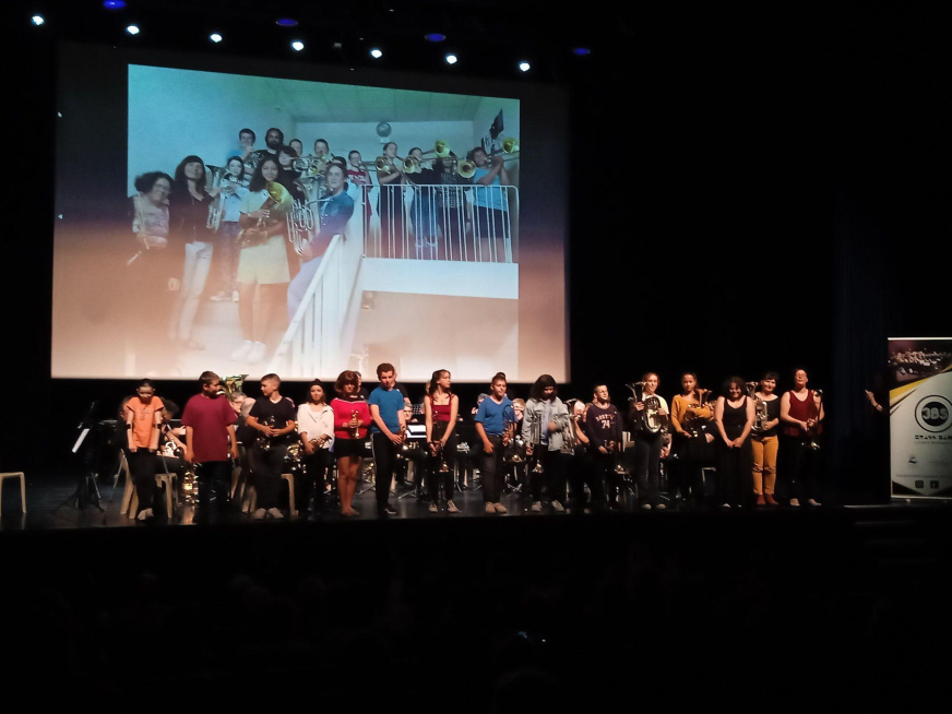 Les talentueux artistes de l'Orchestre Au Collége-Territoire saluent leur public avec à droite Marielle Schmidt-LCBC et Marie Bitaud-College